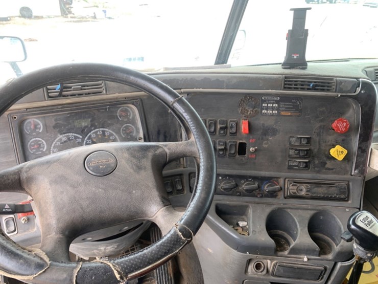 2008-freightliner-columbia-120-image-13