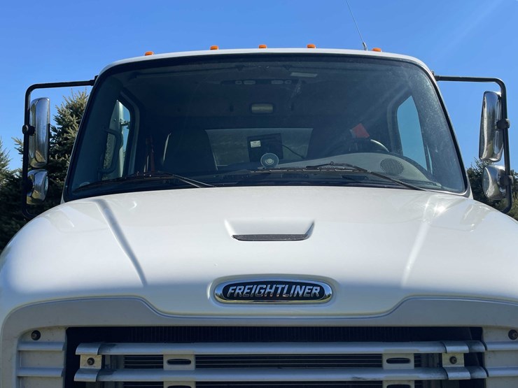 2020-freightliner-m2-106-image-50