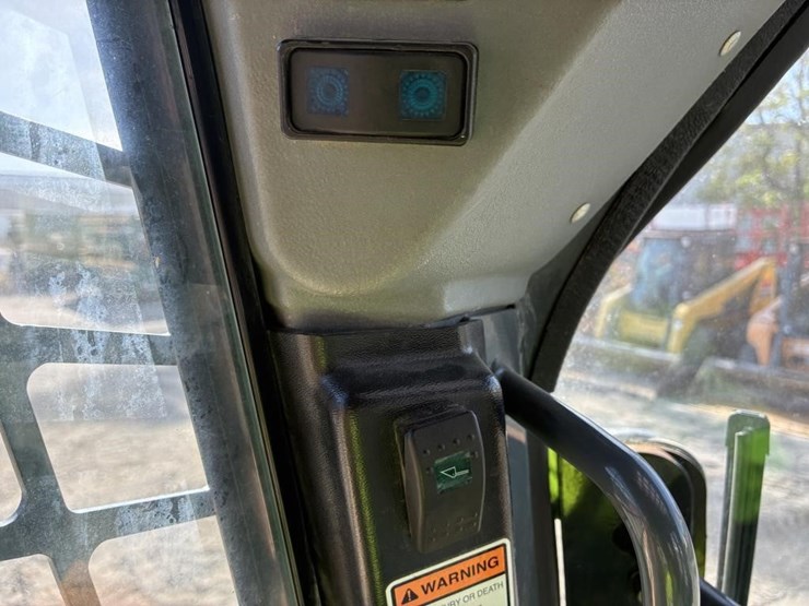 2011-mustang-2700v-image-18