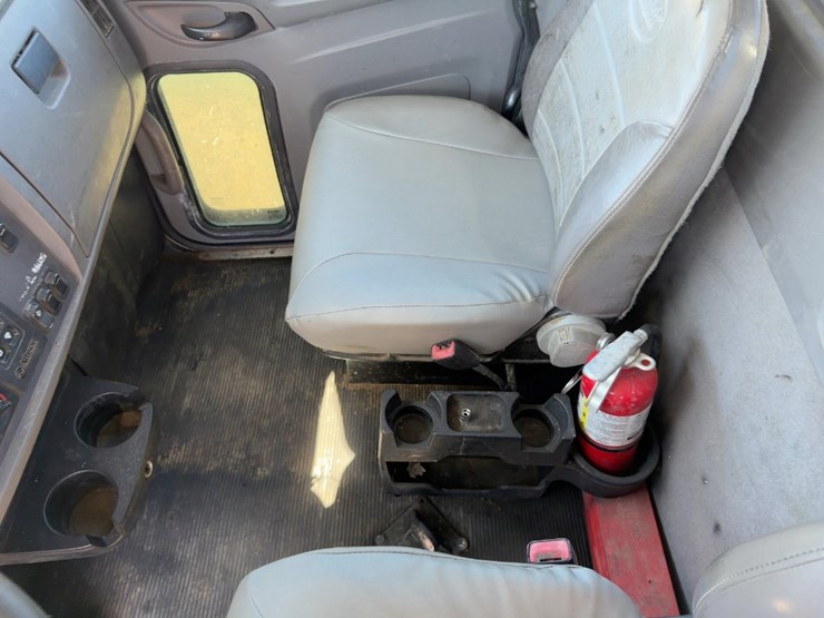 2014-peterbilt-337-image-19