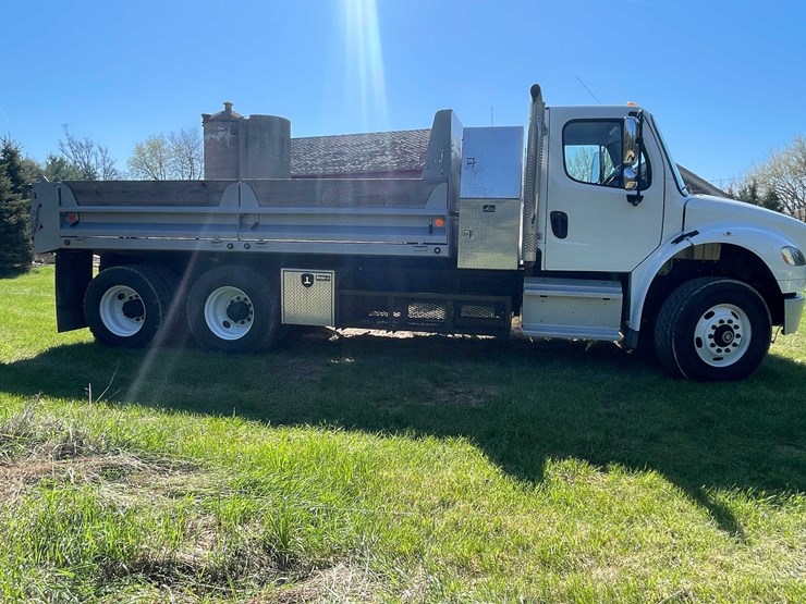 2020-freightliner-m2-106-image-4