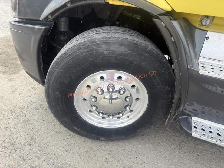 2014-freightliner-108sd-image-16