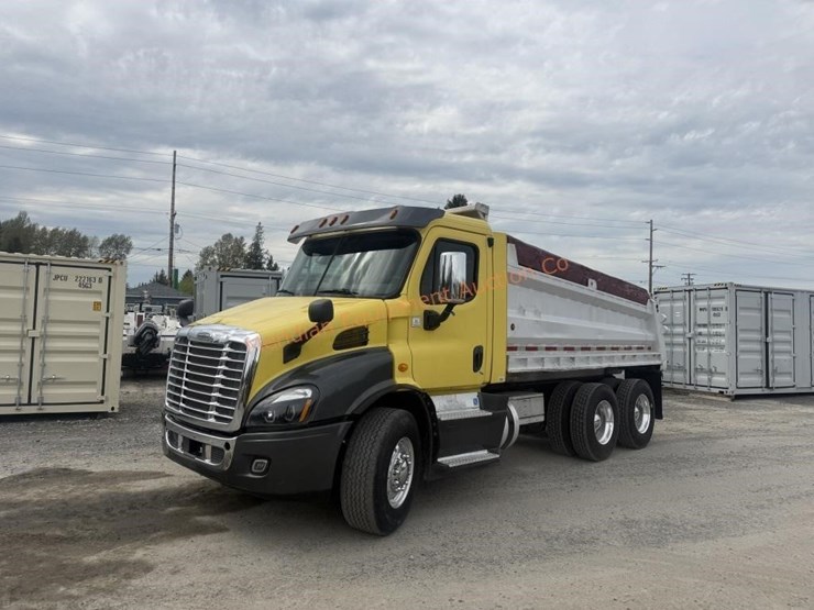 2014-freightliner-108sd-image-2