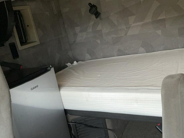 #137-•-2009-volvo-isx-semi-truck-image-32