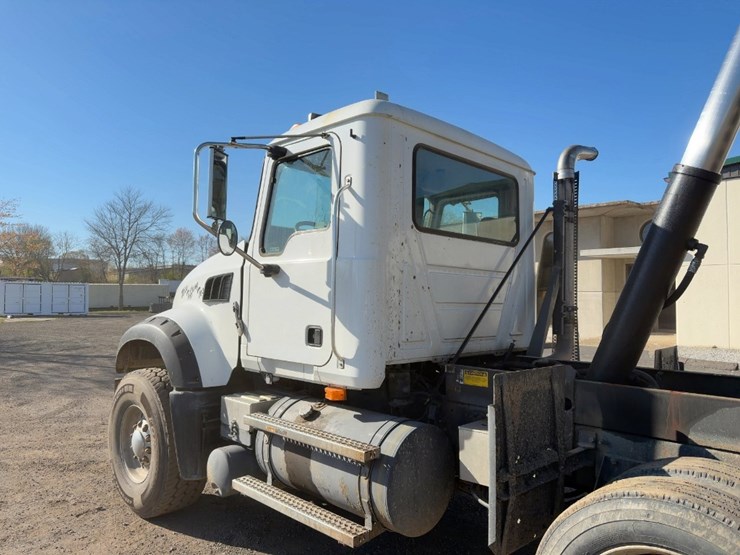 2010-mack-granite-gu713-image-14