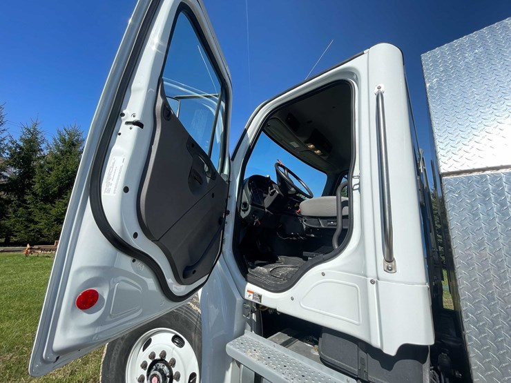 2020-freightliner-m2-106-image-52