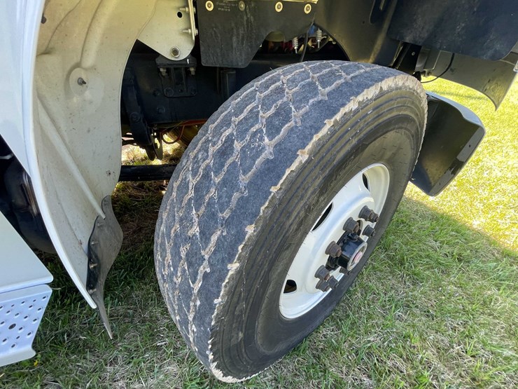 2020-freightliner-m2-106-image-45