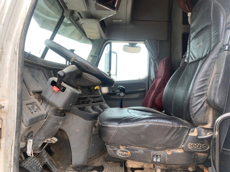 2008-freightliner-columbia-120-image-9