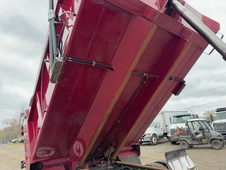 2000-peterbilt-330-image-19