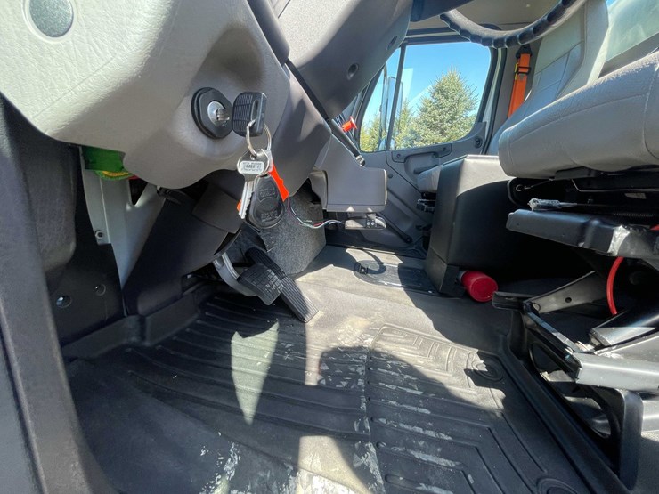 2020-freightliner-m2-106-image-56