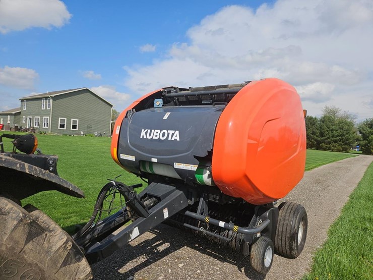#145-•-2017-kubota-bv4160f-round-baler-image-1