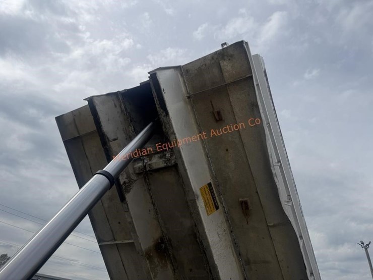 2014-freightliner-108sd-image-52