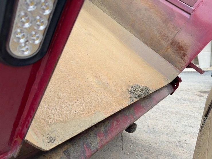 2000-peterbilt-330-image-23