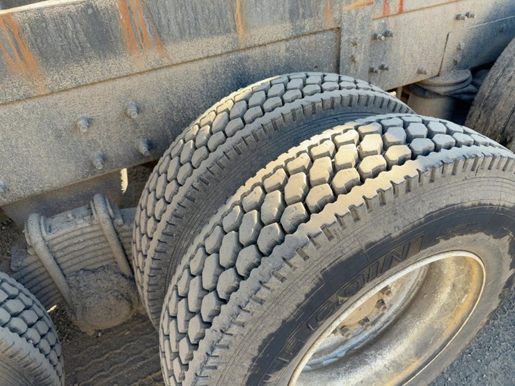 2010-mack-granite-gu713-image-23