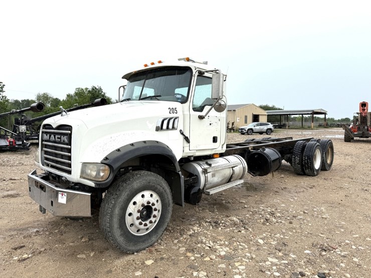 2009-mack-granite-gu713-image-1