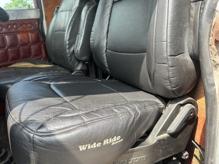 1981-peterbilt-359-image-14