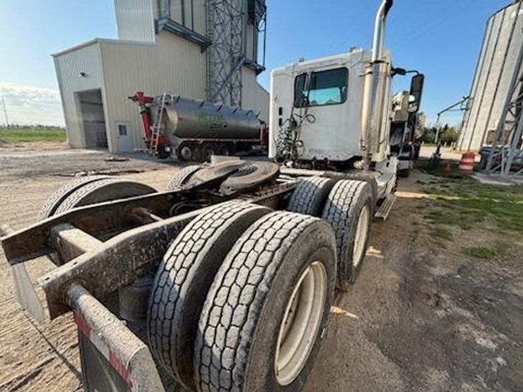#139-•-2006-freightliner-columbia-day-cab-semi-truck-image-4