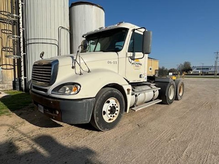 #139-•-2006-freightliner-columbia-day-cab-semi-truck-image-1