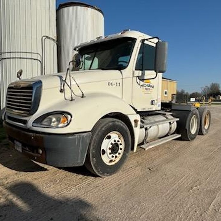 #139 • 2006 Freightliner Columbia Day Cab Semi Truck