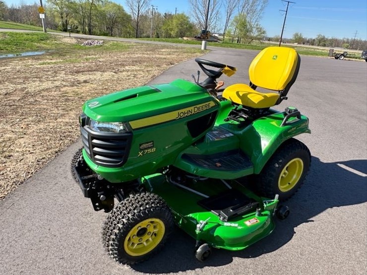 2022-john-deere-x758-image-1