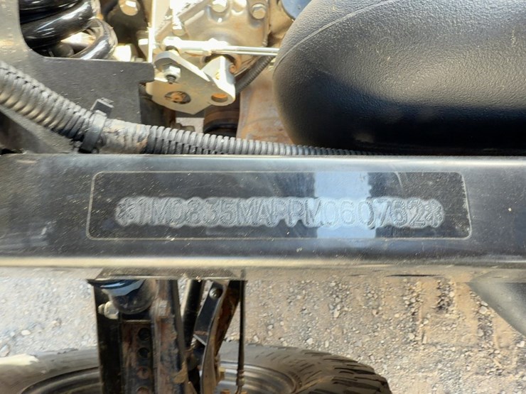 2022-john-deere-gator-image-15