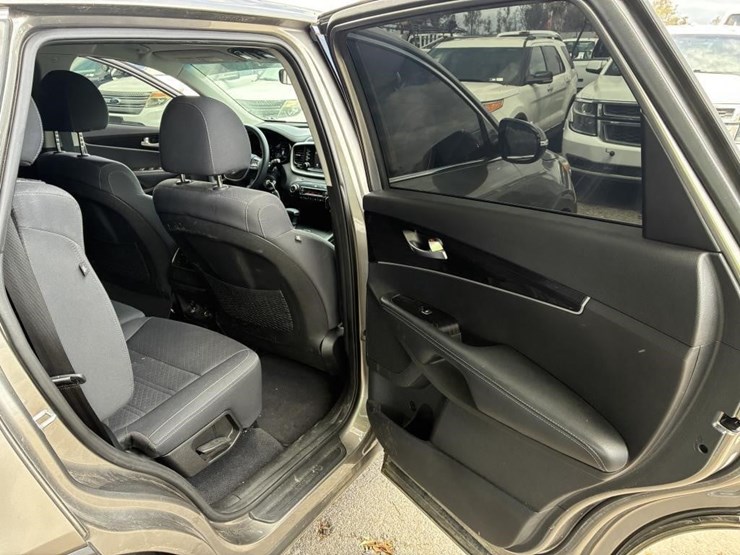 2019-kia-sorento-lx-image-15