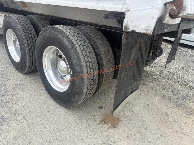 2014-freightliner-108sd-image-24