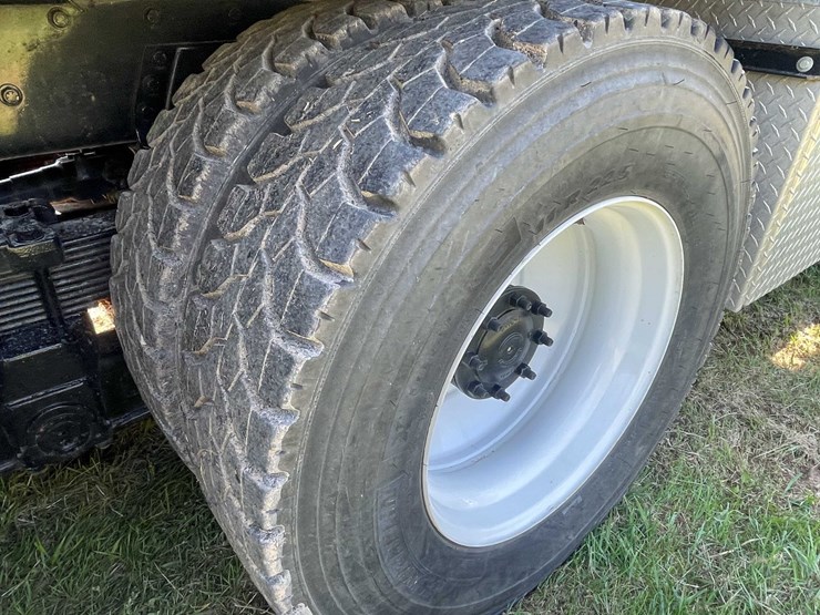 2020-freightliner-m2-106-image-37