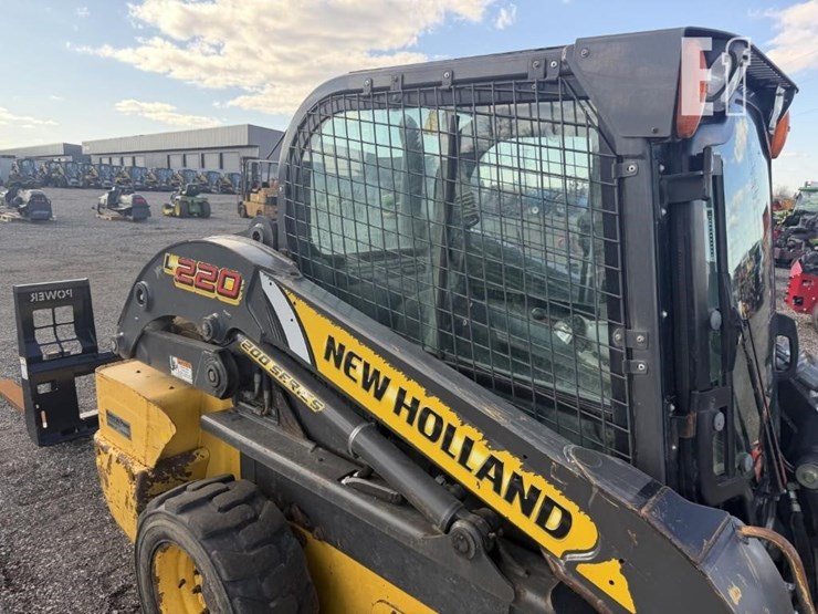 2016-new-holland-l220-image-11