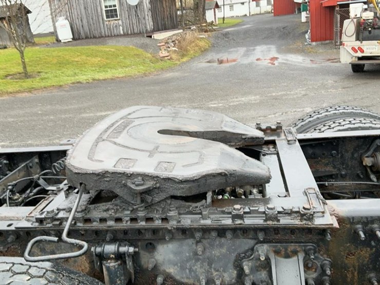 #137-•-2009-volvo-isx-semi-truck-image-49