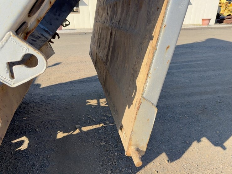 2010-mack-granite-gu713-image-28