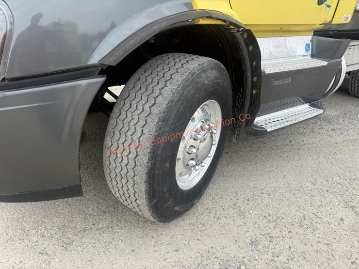 2014-freightliner-108sd-image-15