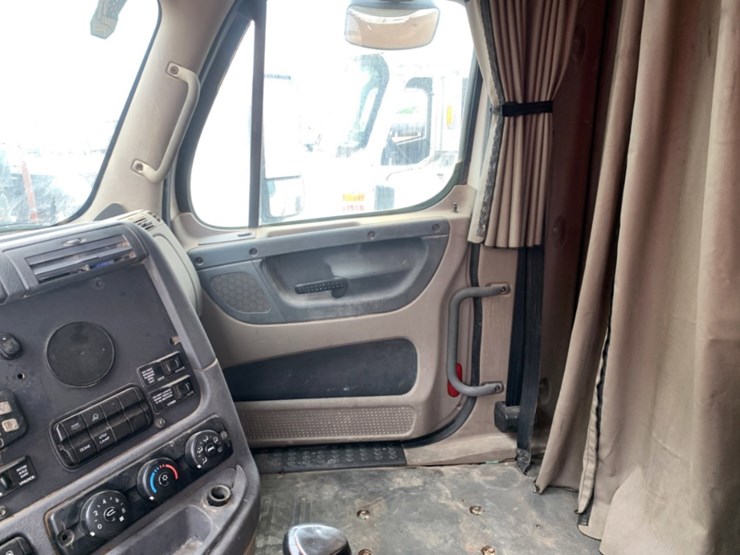 2008-freightliner-columbia-120-image-10