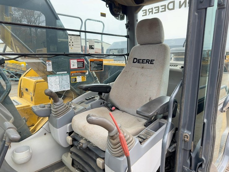 2016-deere-300g-lc-image-35