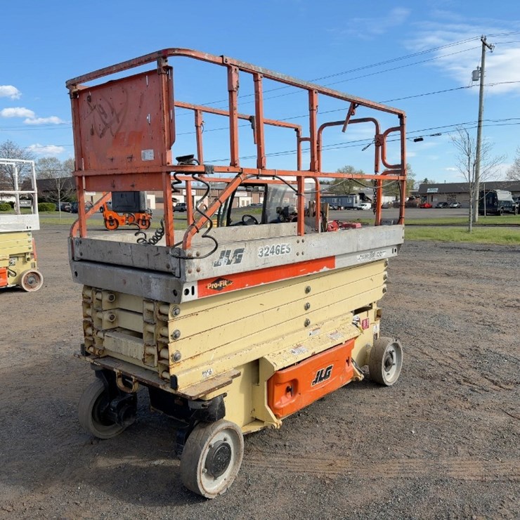 2005 JLG 3246ES