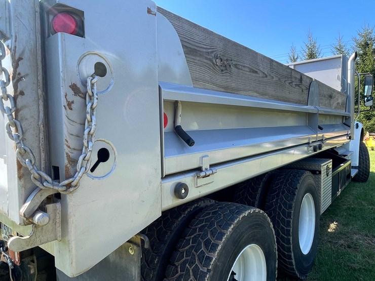 2020-freightliner-m2-106-image-35