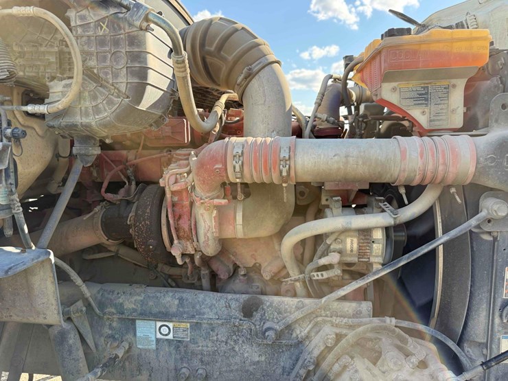 2014-peterbilt-567-image-4