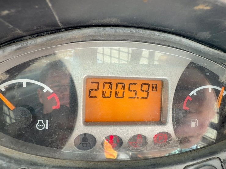 2015-bobcat-s650-image-24