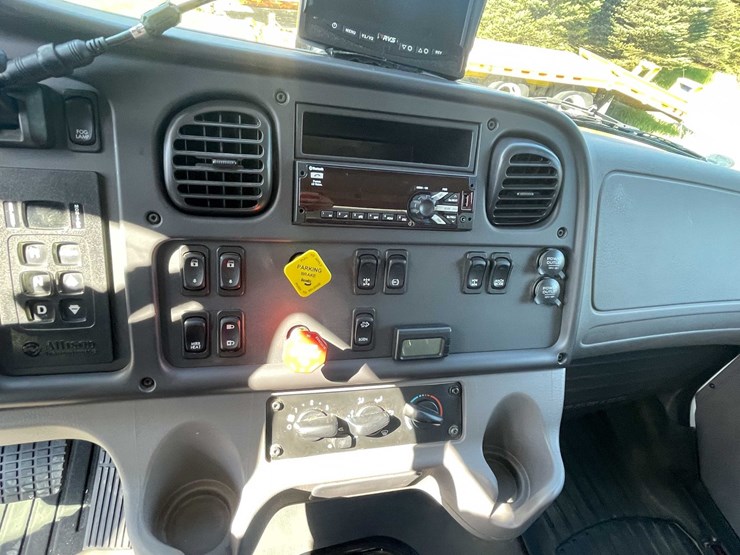 2020-freightliner-m2-106-image-63