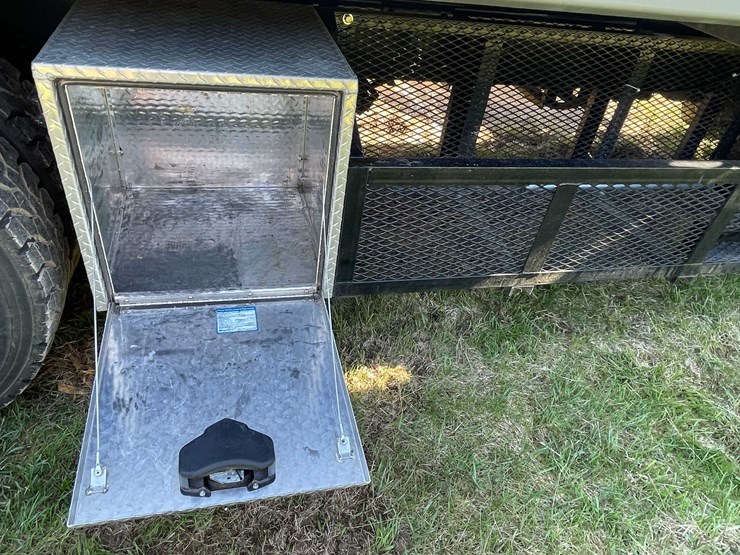 2020-freightliner-m2-106-image-40