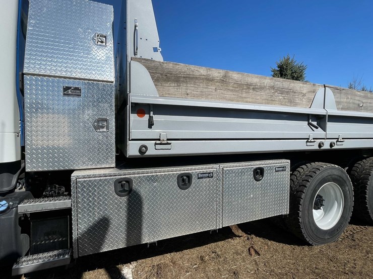 2020-freightliner-m2-106-image-17