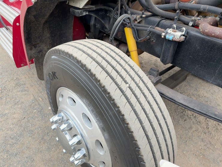 2000-peterbilt-330-image-12