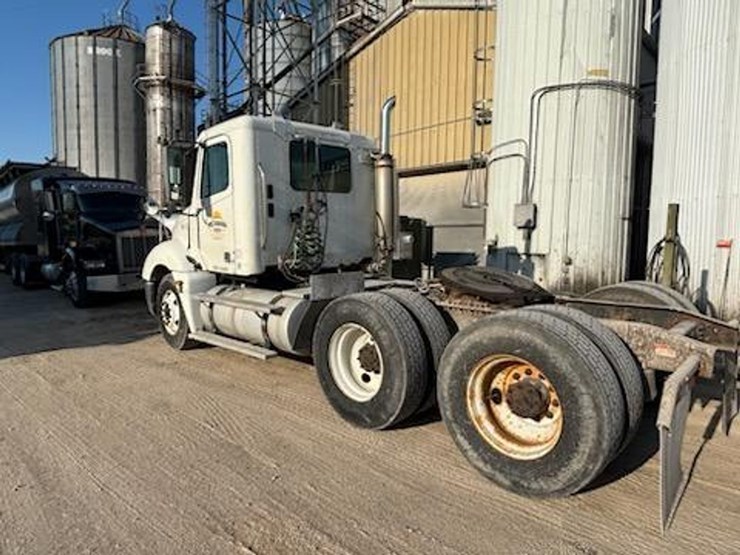 #139-•-2006-freightliner-columbia-day-cab-semi-truck-image-3