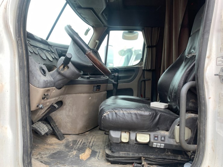 2008-freightliner-columbia-120-image-8