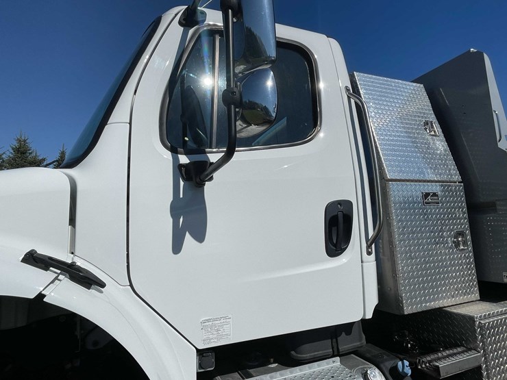 2020-freightliner-m2-106-image-16