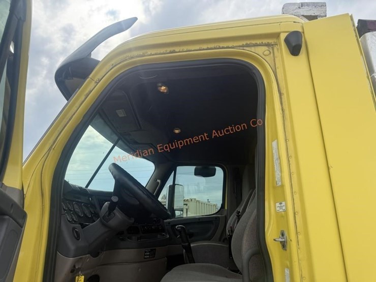 2014-freightliner-108sd-image-42