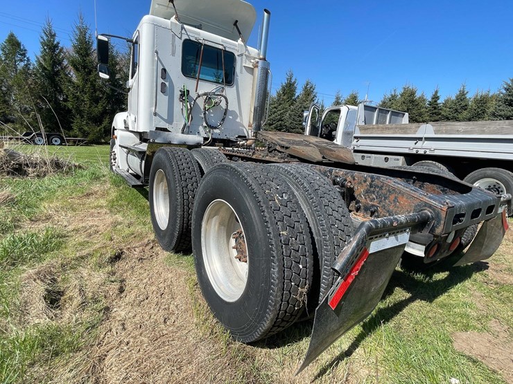 #7157-•-2006-freightliner-columbia-(has-wi-title)-image-7