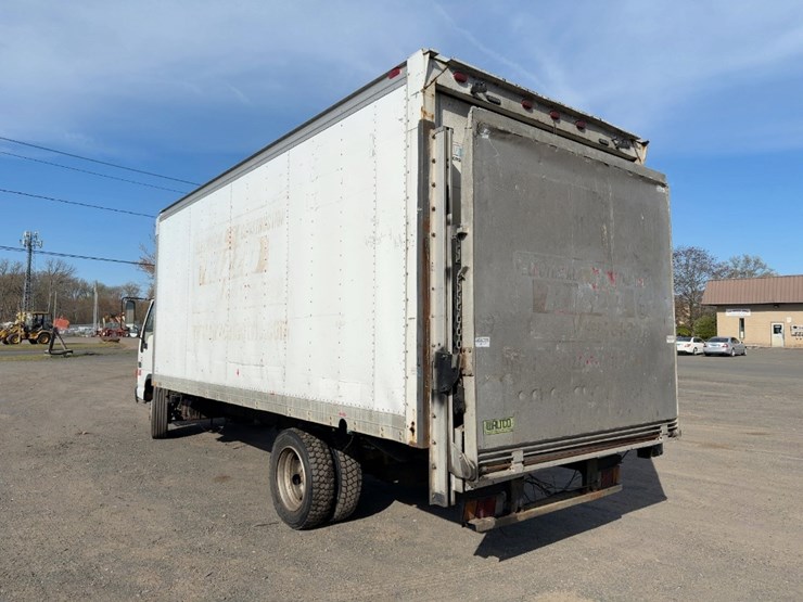 2004-gmc-w5500-image-3