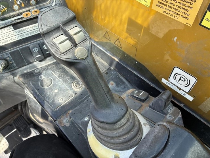 2015-jcb-525-image-19