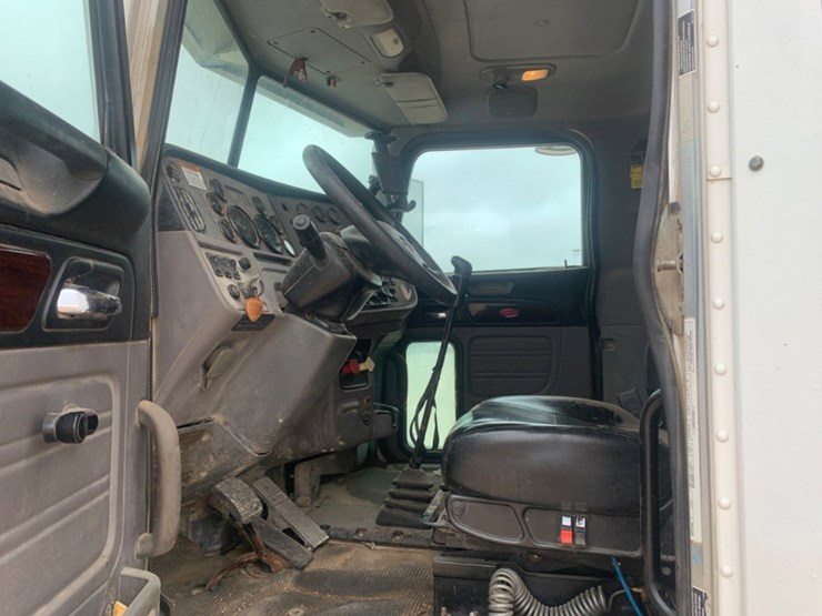 2013-peterbilt-367-image-12